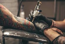 Wie können Tätowierer ihre Arbeitsumgebung optimieren, um gesundheitlichen Problemen vorzubeugen?